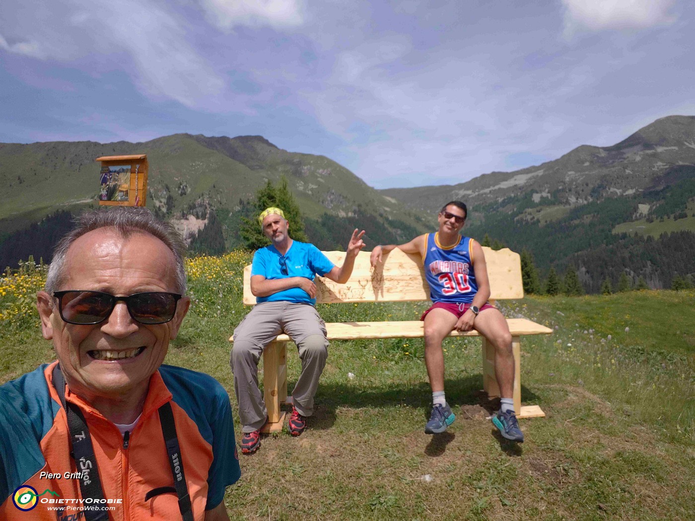 72 Alle nostre spalle i frequentati monti Cima di Lemma a sx e Valegino a dx.jpeg